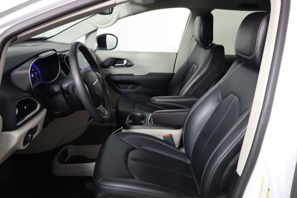 Used 2024 Chrysler Pacifica Touring-L image 14