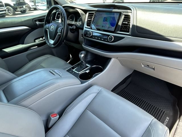Used 2018 Toyota Highlander XLE w/ Carpet Mat Package (TMS) FWD image 13