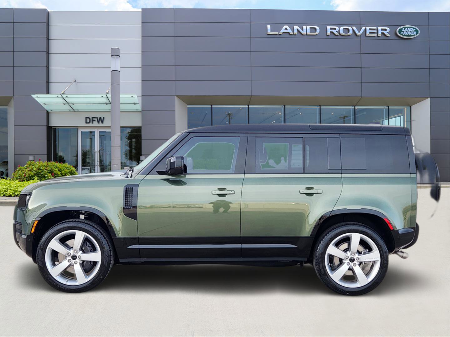 New 2026 Land Rover Defender 110 X-Dynamic SE image 3