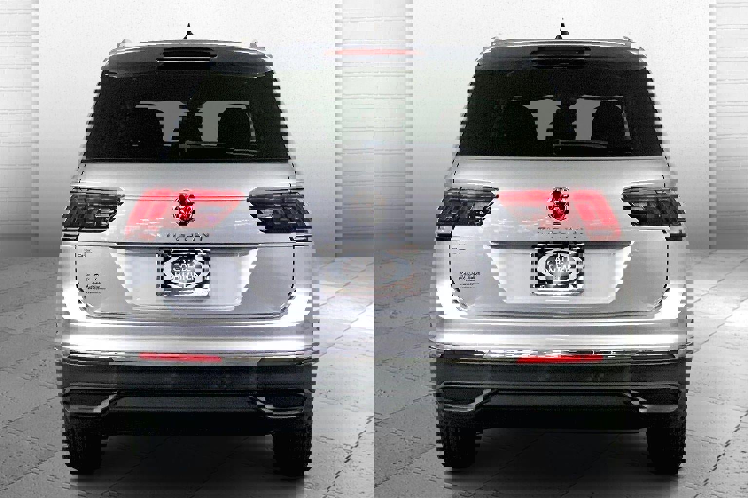 Used 2023 Volkswagen Tiguan SE w/ Panoramic Sunroof Package image 3