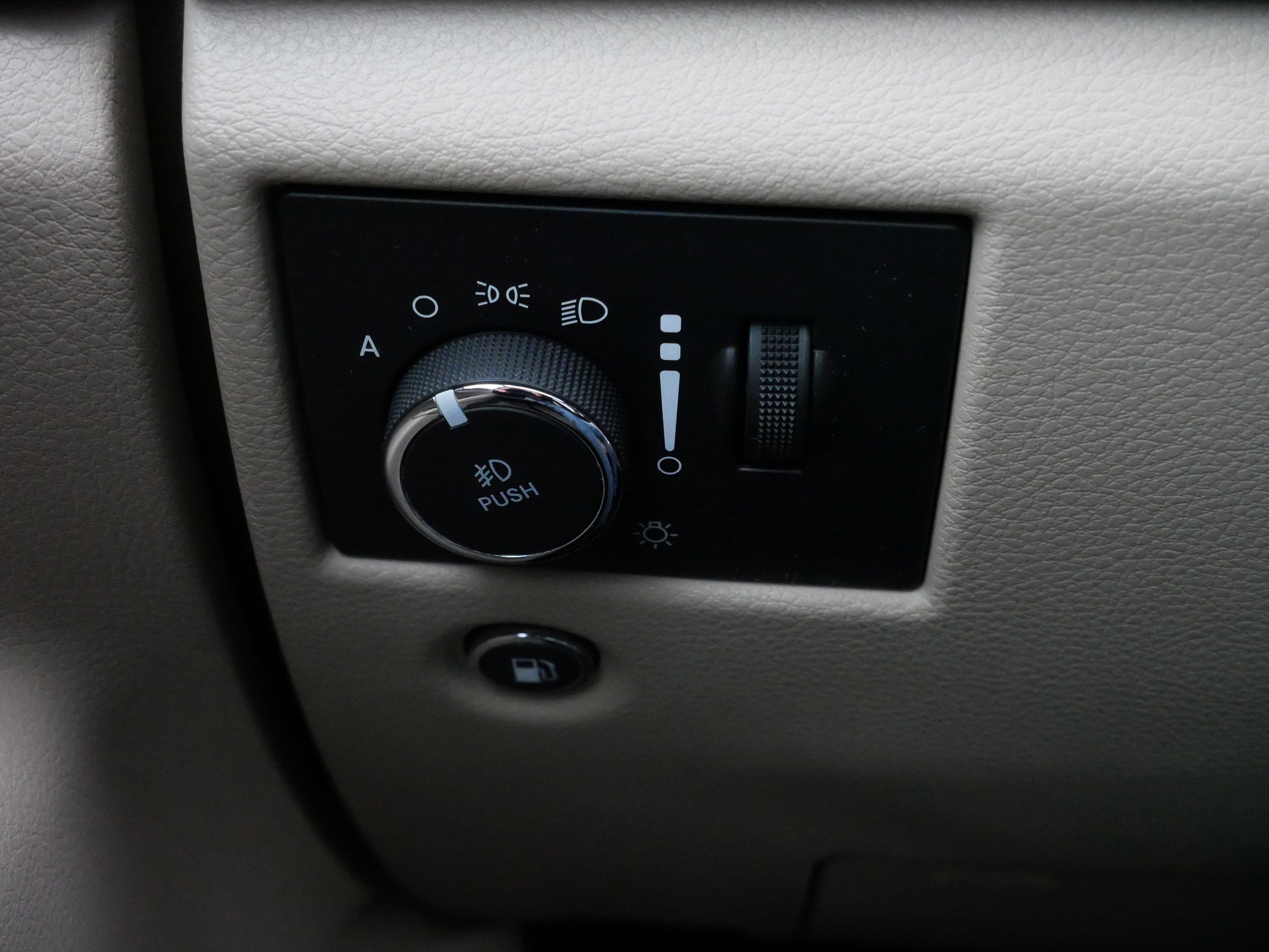 Used 2020 Jeep Grand Cherokee Limited w/ Luxury Group II image 27