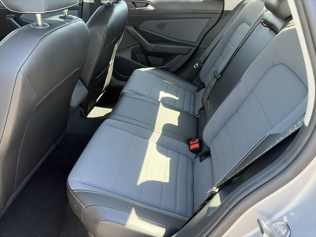 Used 2025 Volkswagen Jetta SE FWD image 17