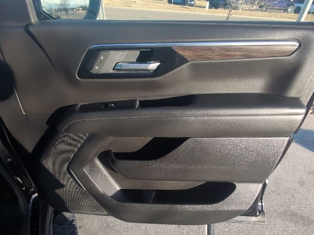 Used 2025 Chevrolet Suburban Z71 image 29