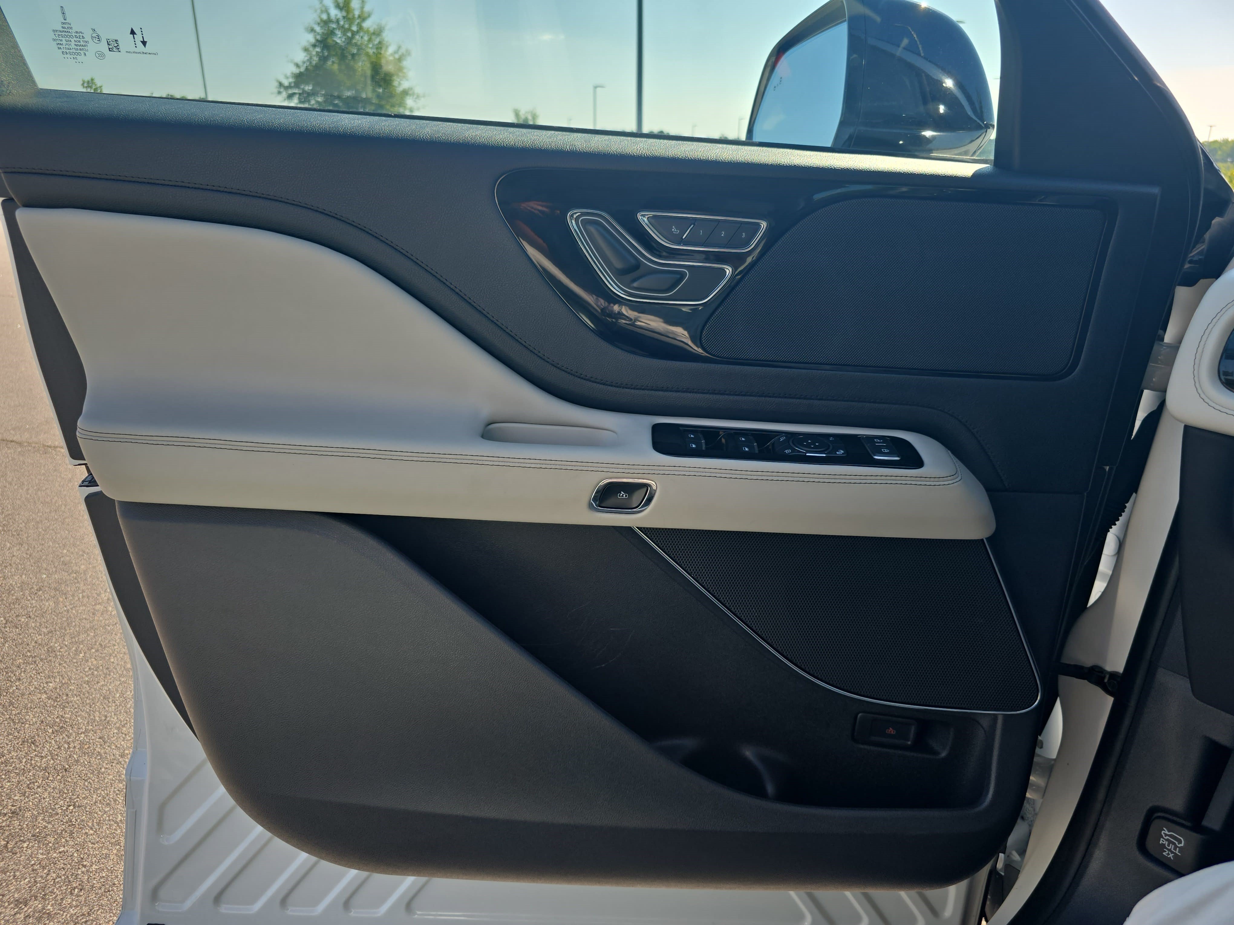 Used 2025 Lincoln Aviator 2WD image 26