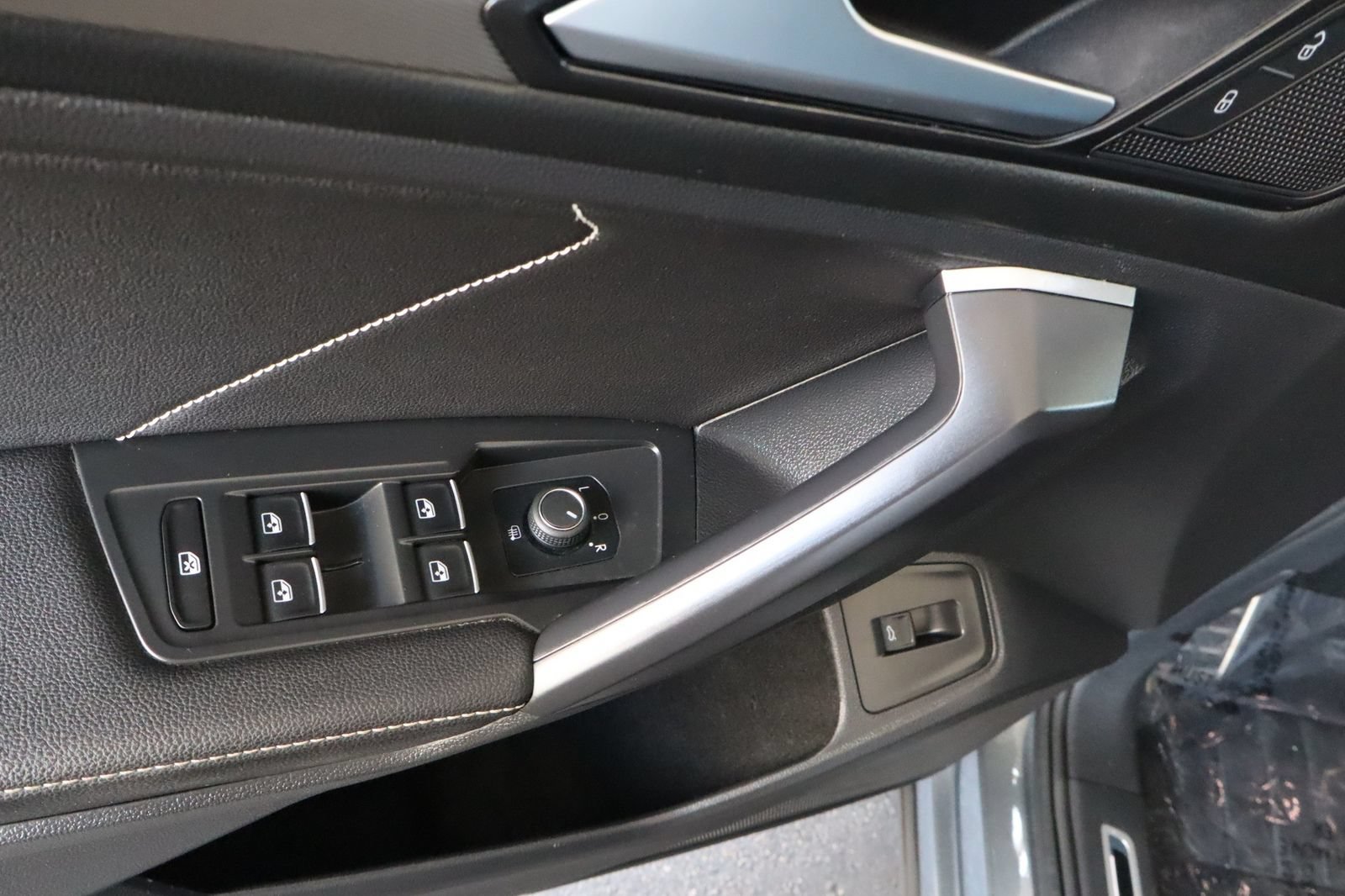 Used 2023 Volkswagen Tiguan SE R-Line FWD image 19