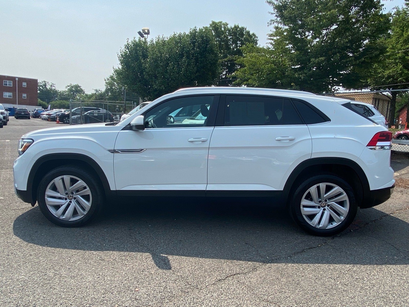 Certified 2023 Volkswagen Atlas Cross Sport SE w/ Panoramic Sunroof Package AWD/4WD image 4