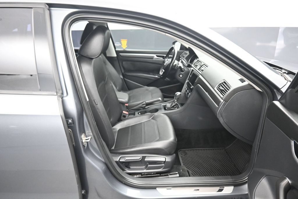 Used 2018 Volkswagen Passat 2.0T R-Line FWD image 40