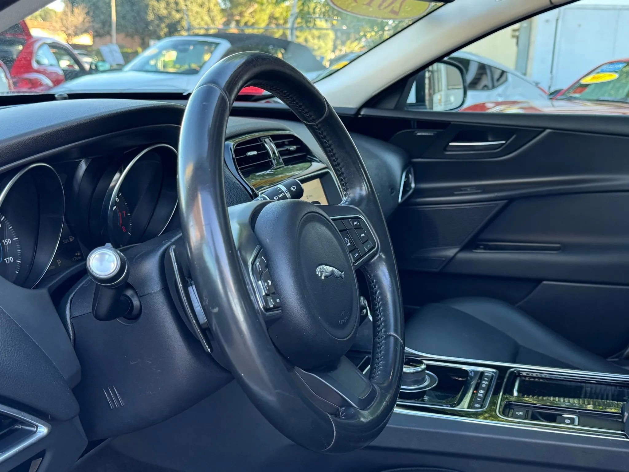 Used 2019 Jaguar XE Premium image 9