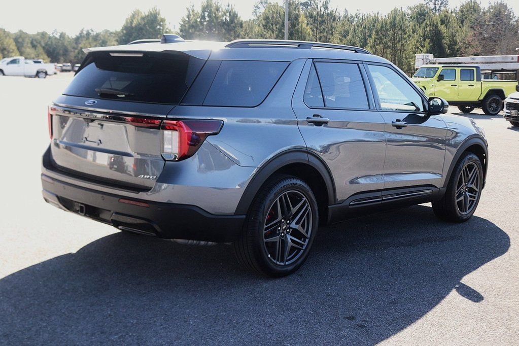 Used 2025 Ford Explorer ST-Line w/ ST-Line Street Pack AWD/4WD image 7