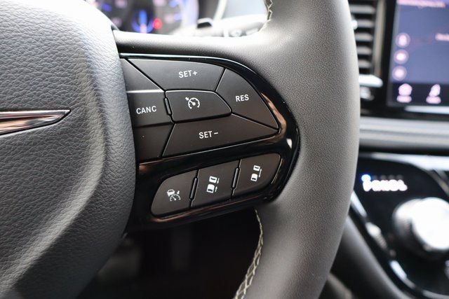Used 2025 Chrysler Pacifica Limited FWD image 22