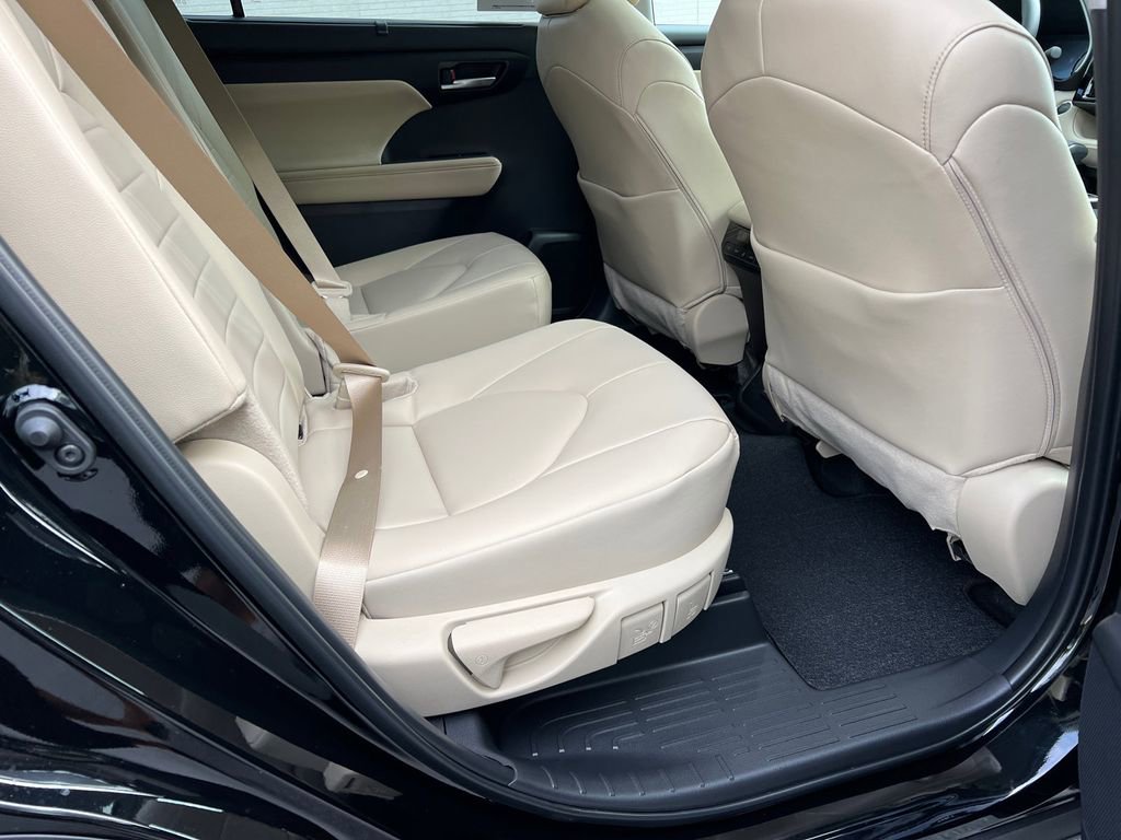 New 2025 Toyota Highlander XLE image 15