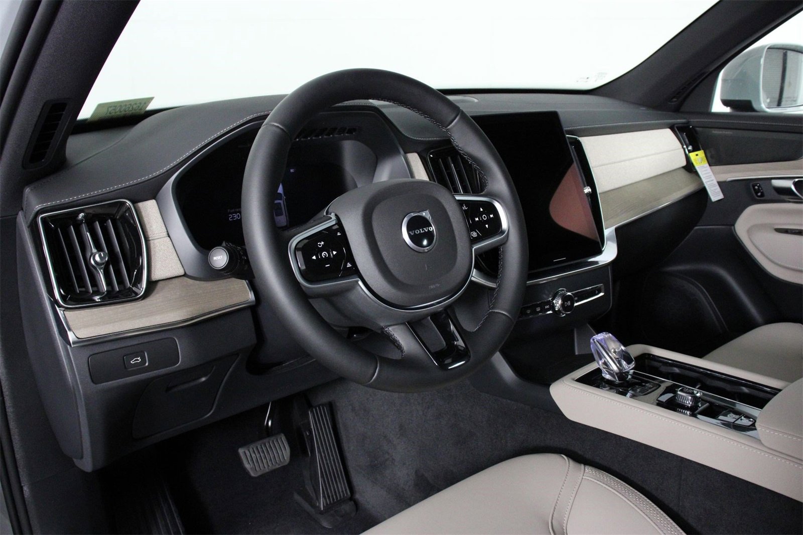 New 2026 Volvo XC90 B6 Plus image 8