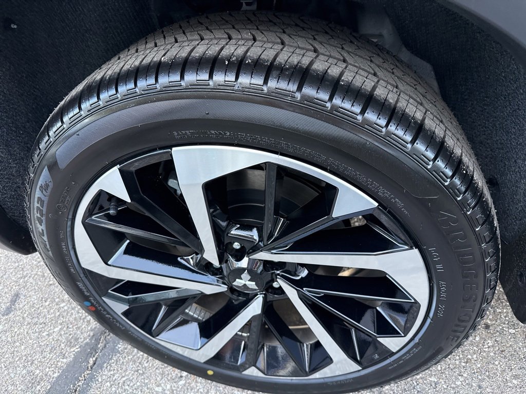 New 2025 Mitsubishi Outlander SE image 11