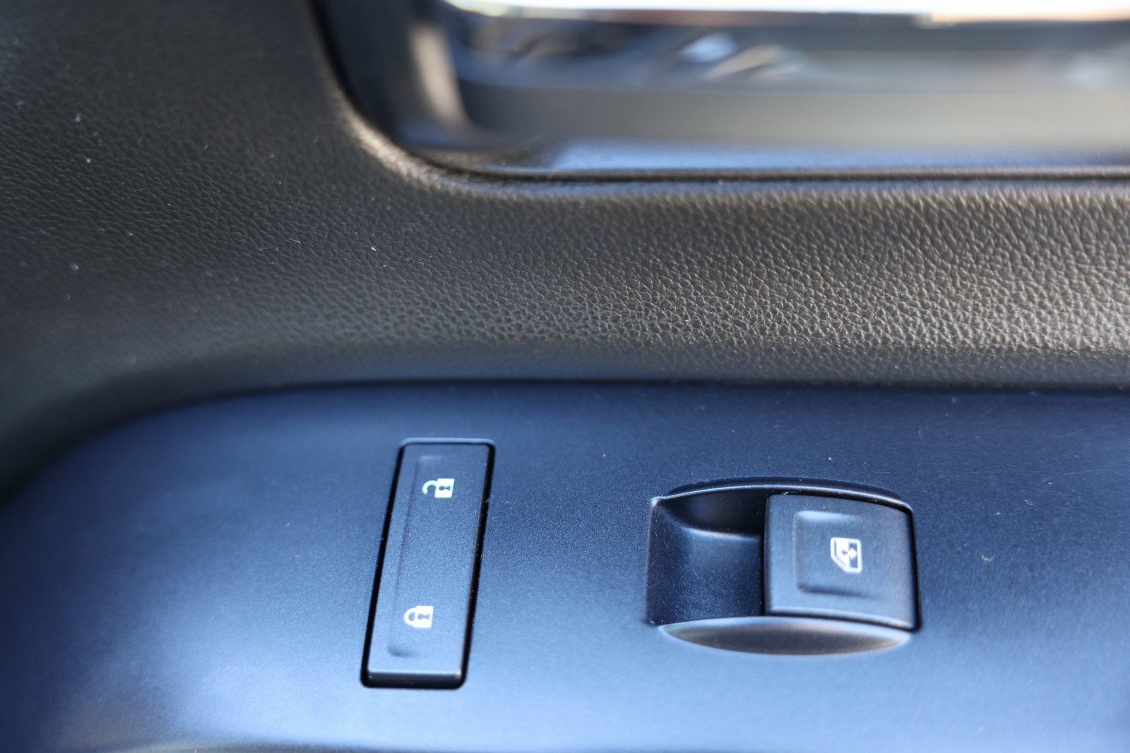 Used 2018 Chevrolet Silverado 1500 LTZ Z71 w/ LTZ Plus Package image 11