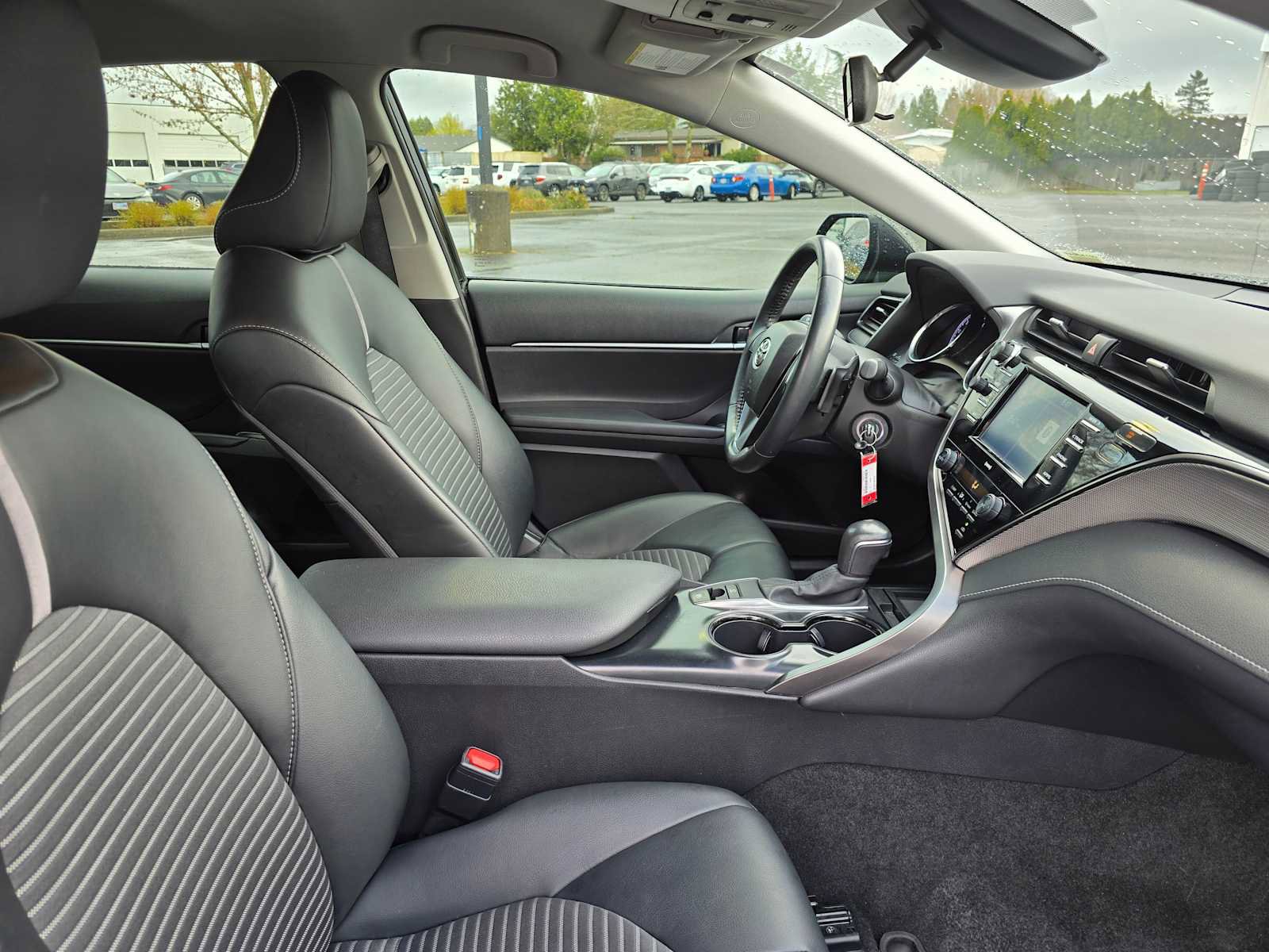 Used 2020 Toyota Camry SE image 11