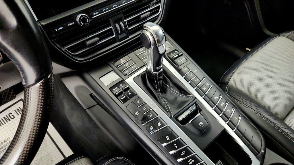 Used 2020 Porsche Macan Turbo AWD/4WD image 17