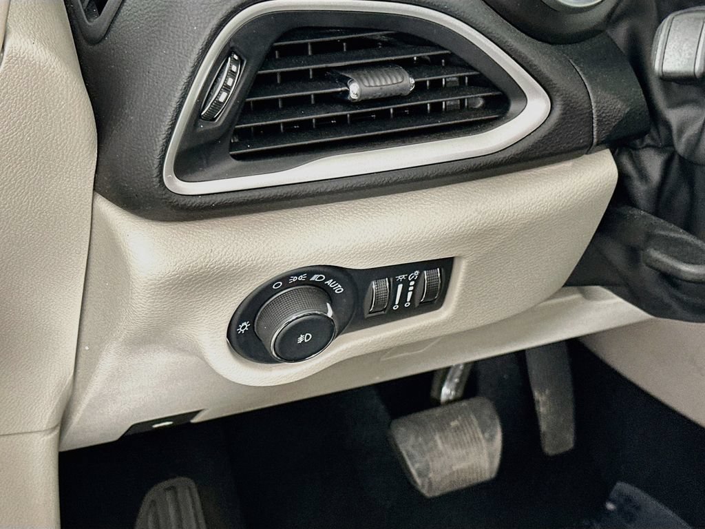 Certified 2024 Chrysler Pacifica Touring-L FWD image 17