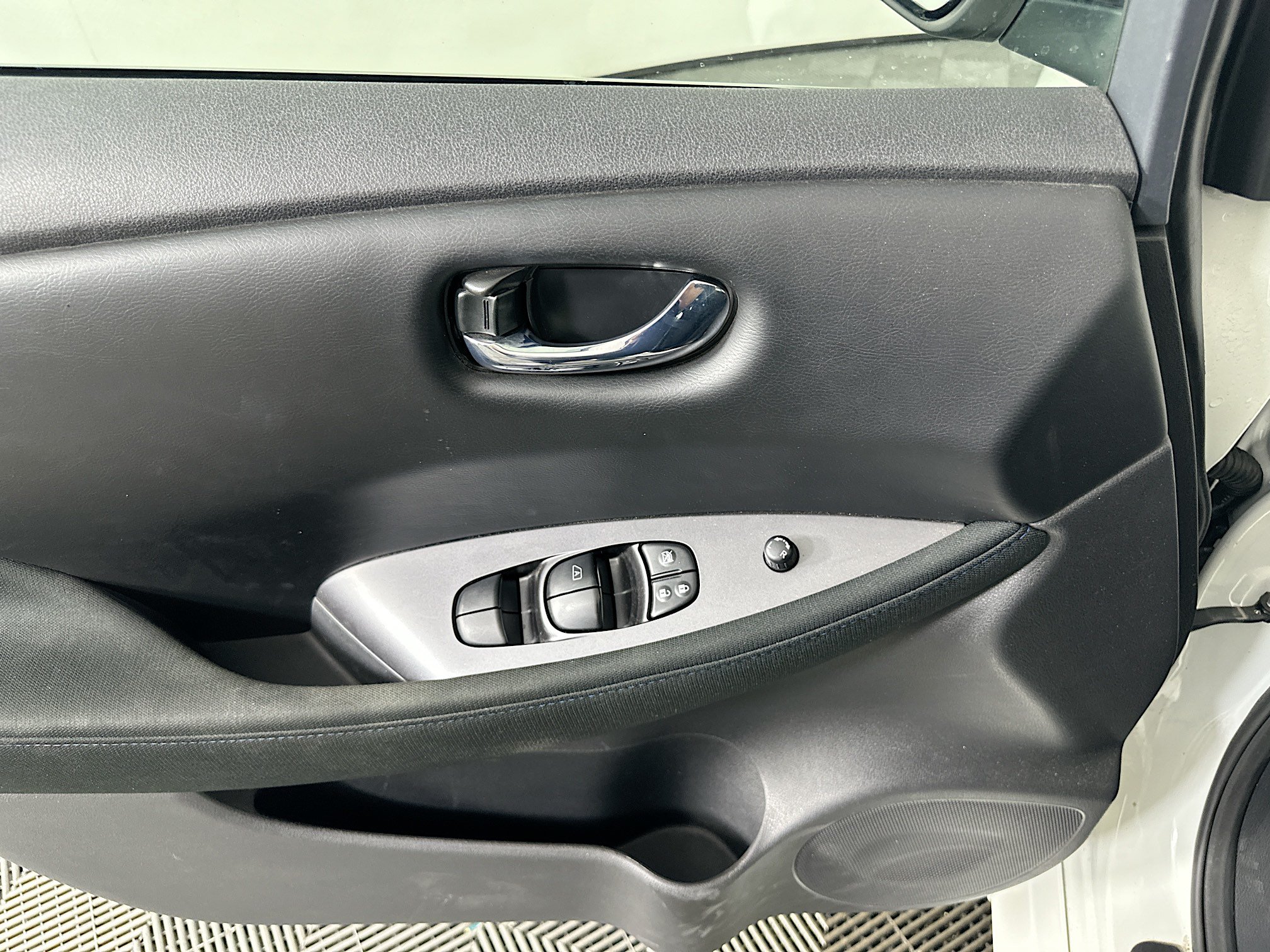 Used 2025 Nissan Leaf S FWD image 15