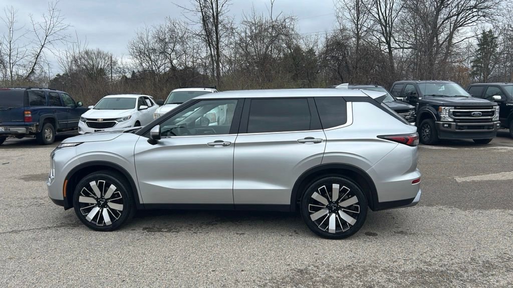 Used 2025 Mitsubishi Outlander SE image 8
