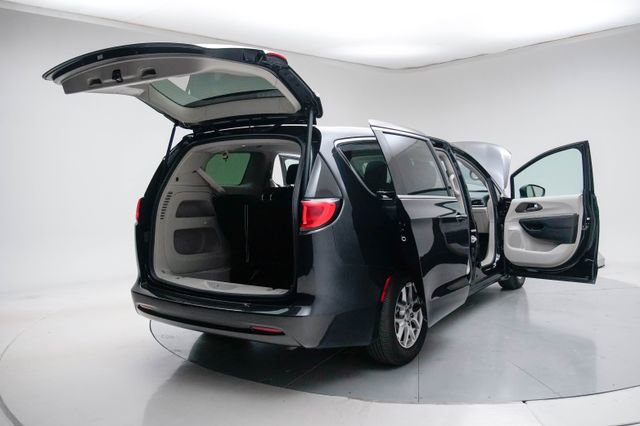 Used 2023 Chrysler Voyager LX image 21
