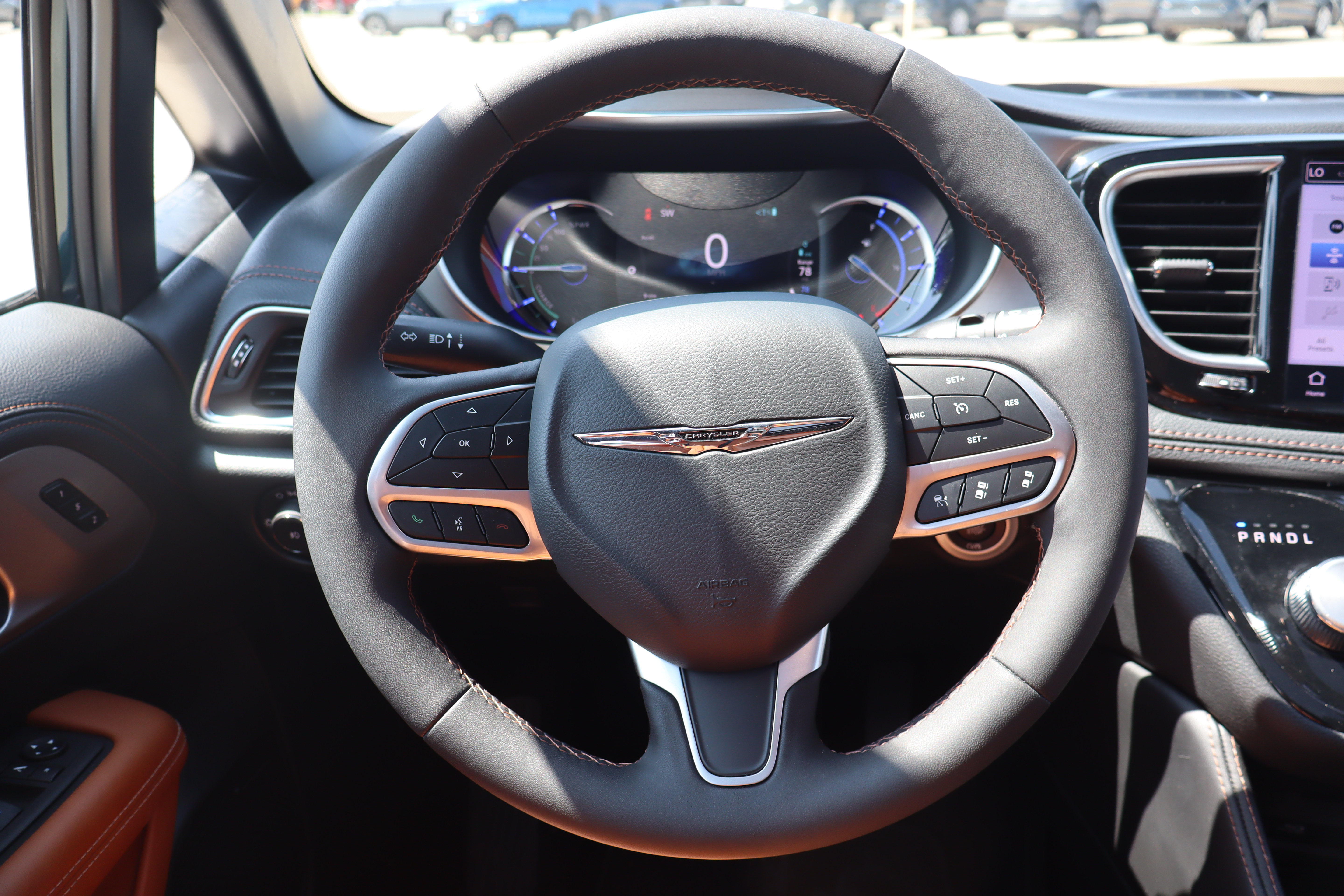Used 2025 Chrysler Pacifica Pinnacle FWD image 16