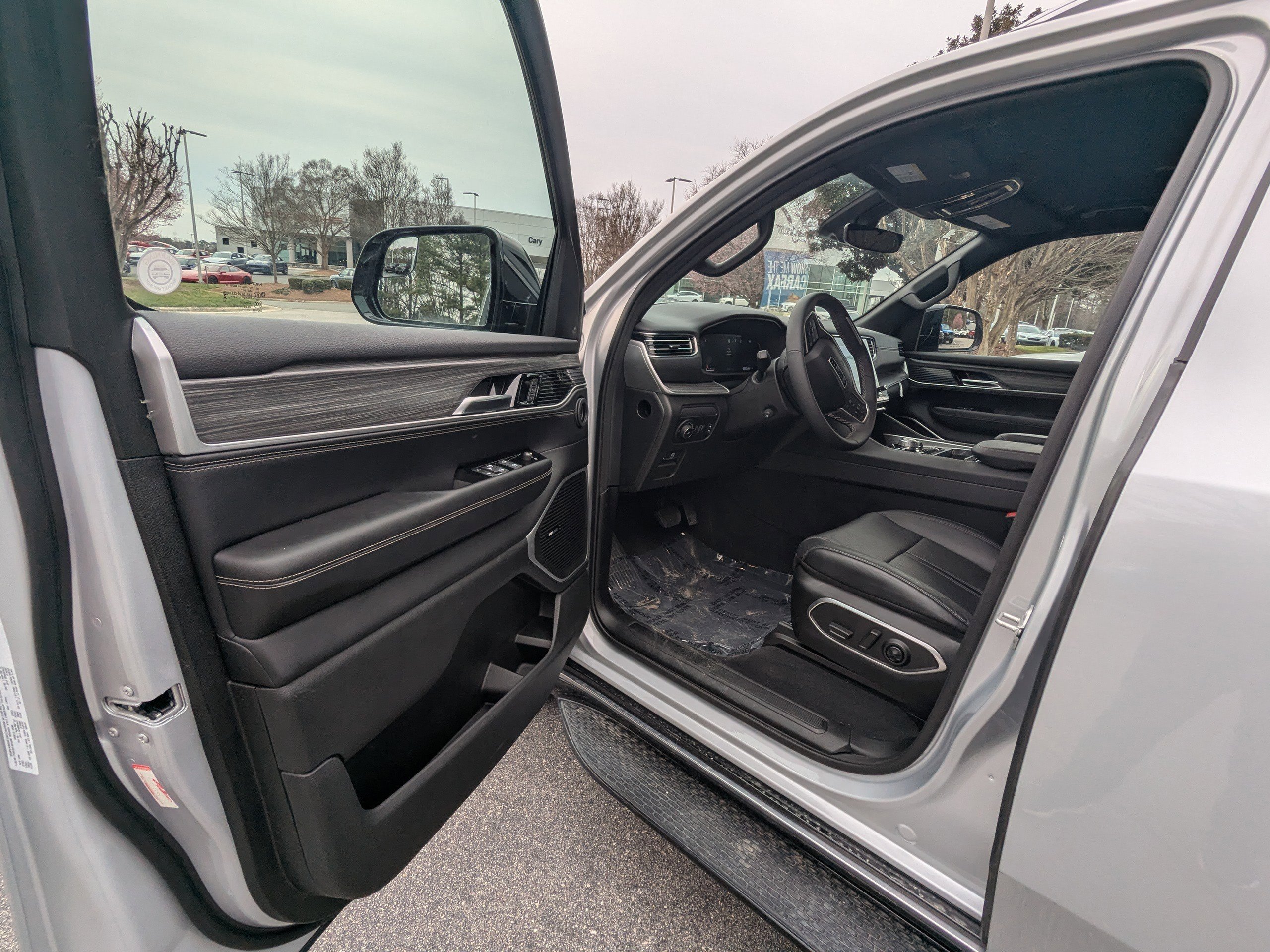 Used 2024 Jeep Wagoneer Series II w/ Convenience Group I image 8