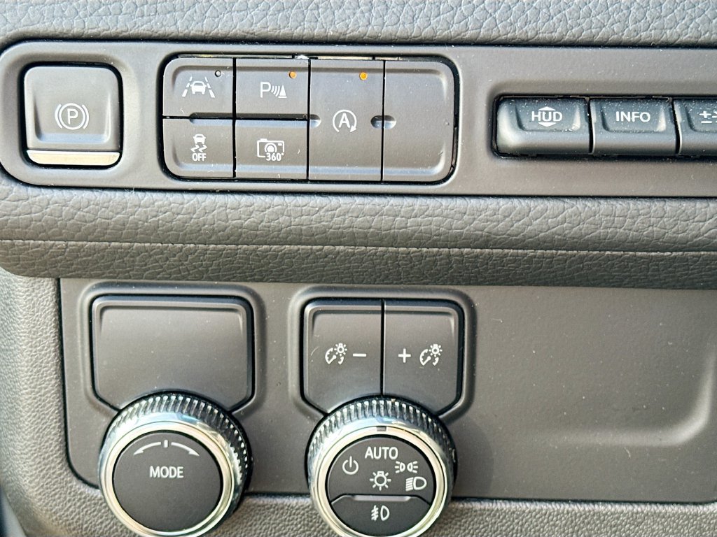 Used 2024 GMC Yukon XL Denali RWD image 11