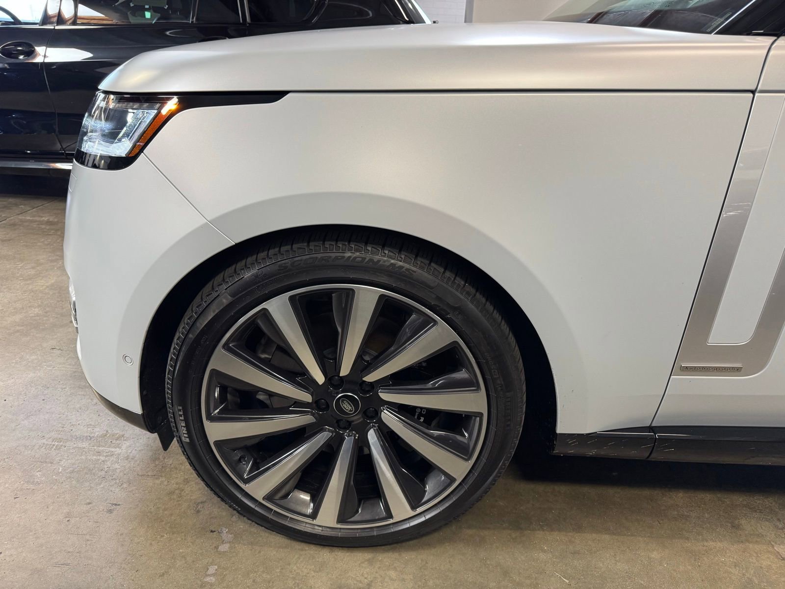 Used 2025 Land Rover Range Rover Long Wheelbase Autobiography image 5