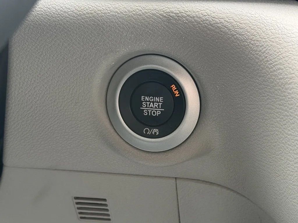 Used 2024 Chrysler Pacifica Touring-L FWD image 19