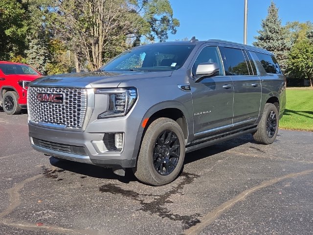 Used 2022 GMC Yukon XL Denali AWD/4WD image 1