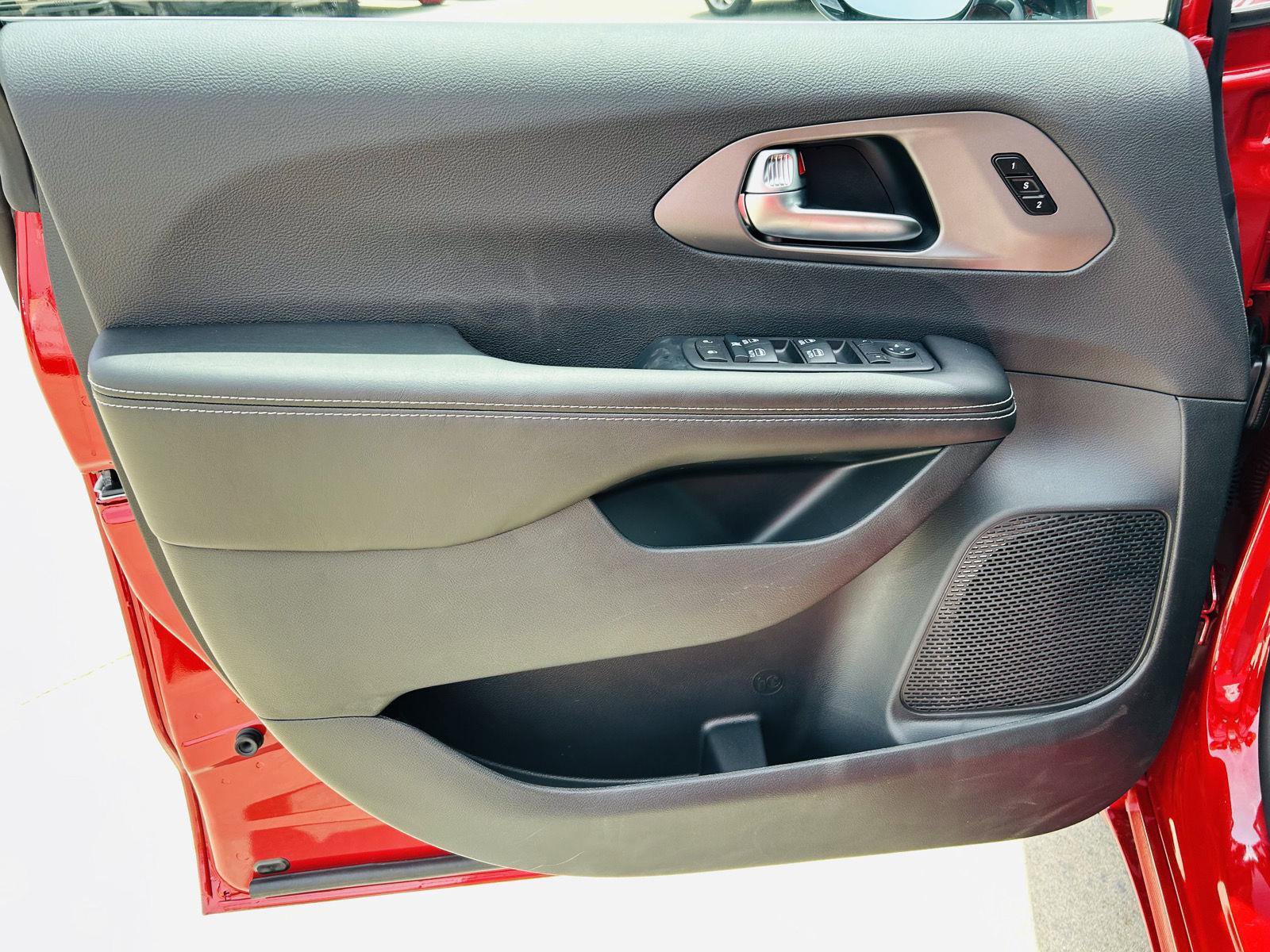 New 2027 Chrysler Pacifica Select FWD image 12