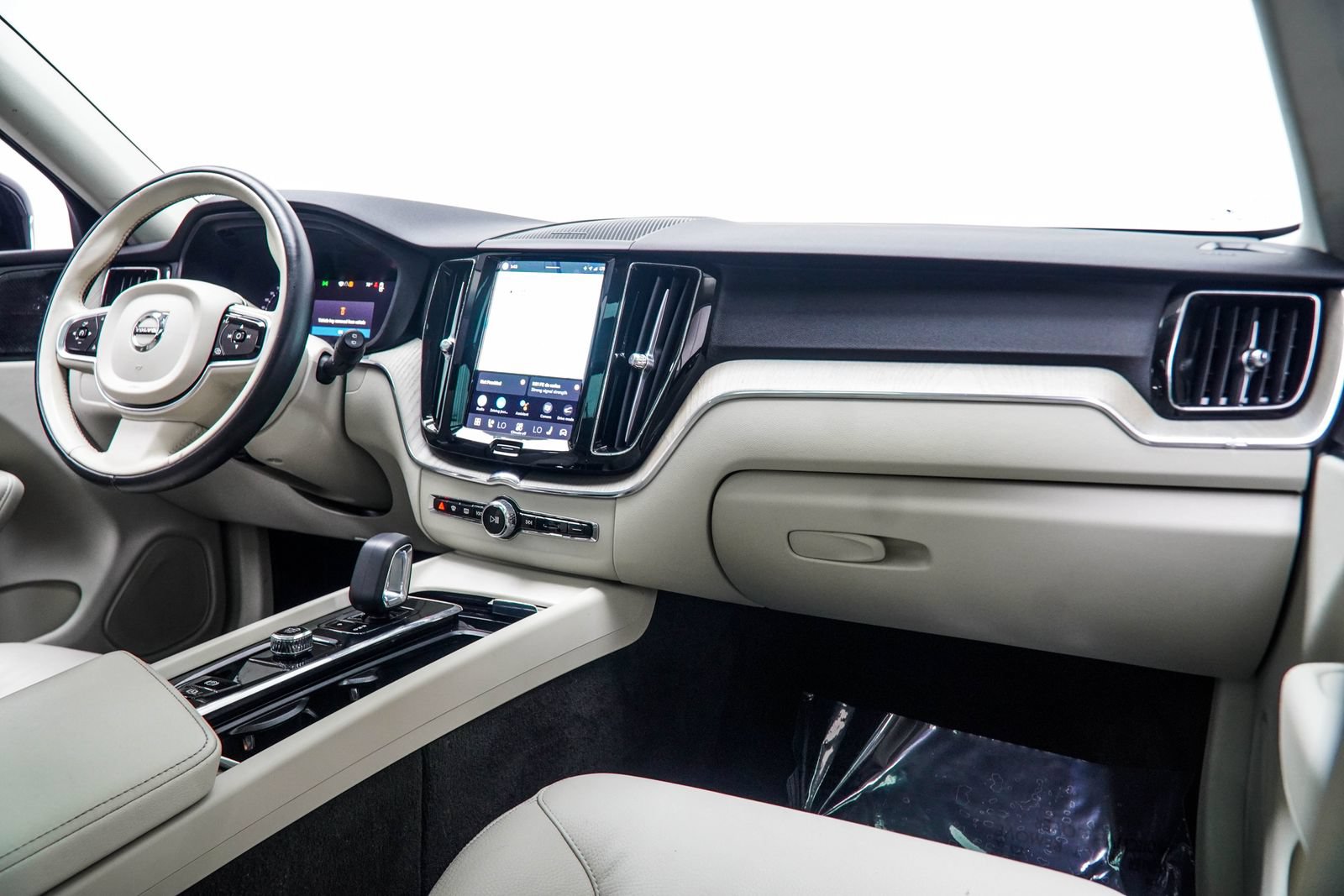 Used 2023 Volvo XC60 B5 Plus w/ Protection Package Premier FWD image 18
