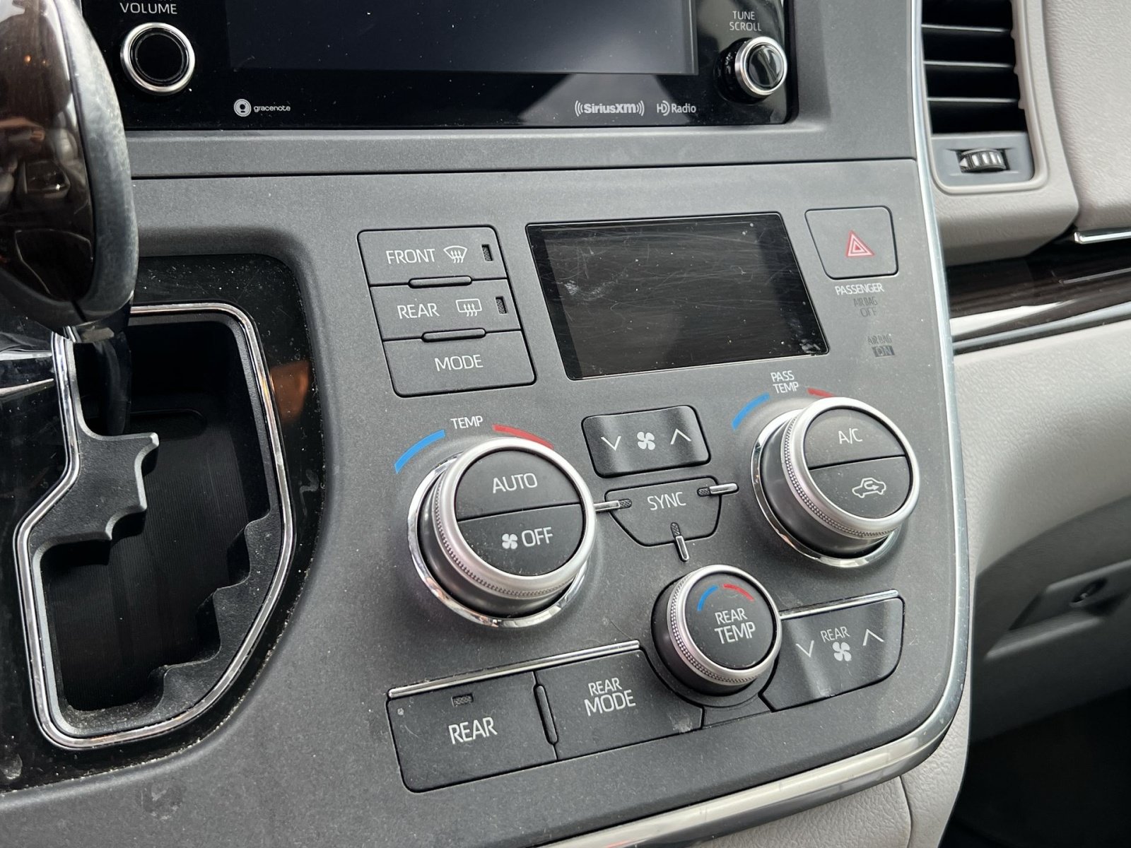 Used 2018 Toyota Sienna XLE FWD image 17