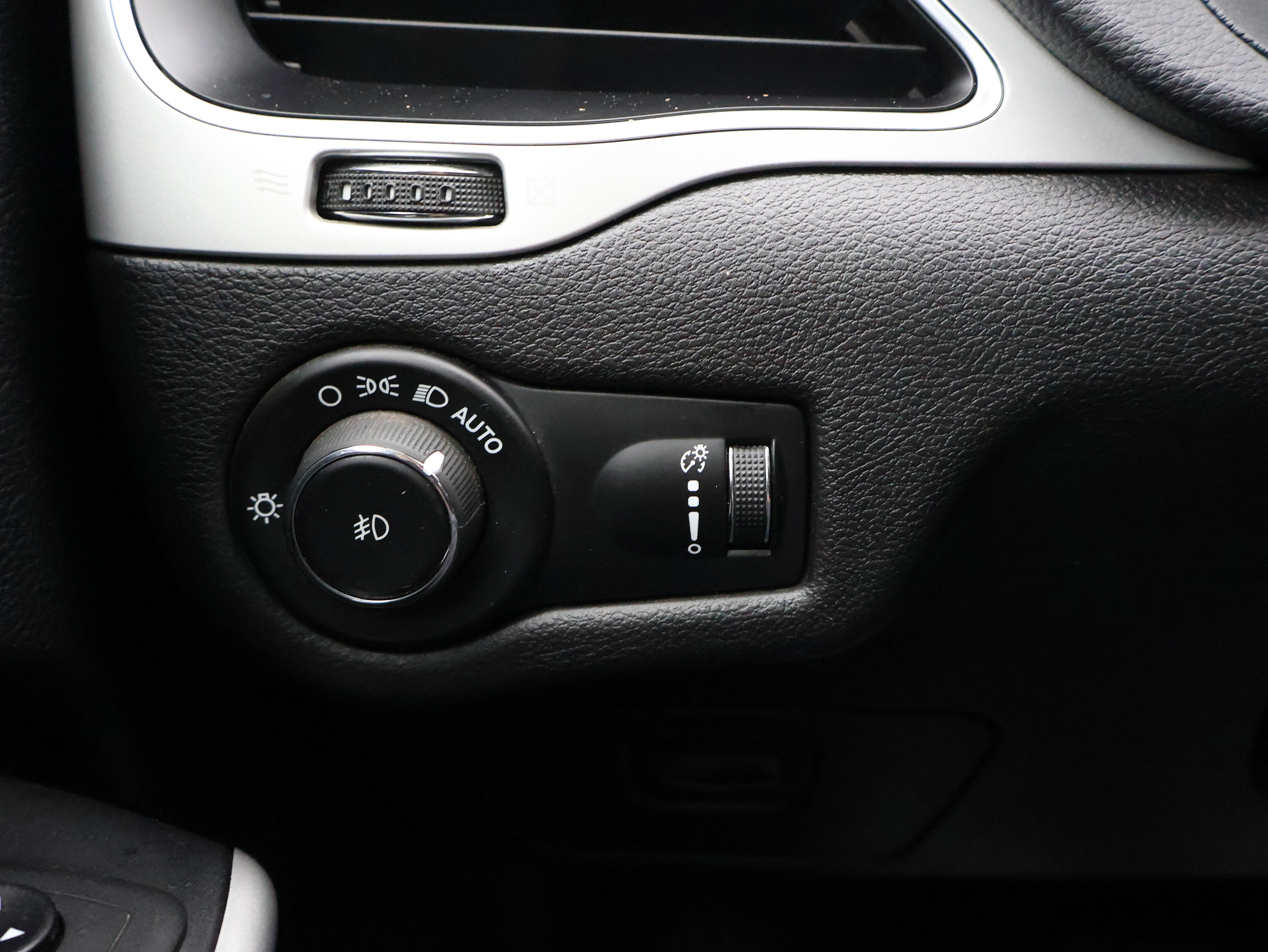 Used 2020 Jeep Cherokee Latitude image 39