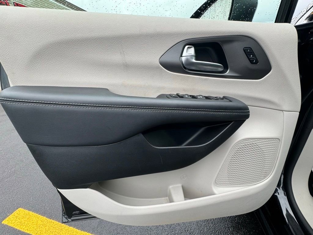 Certified 2023 Chrysler Pacifica Touring-L image 21