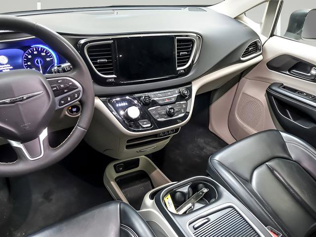 Used 2023 Chrysler Pacifica Touring-L image 14