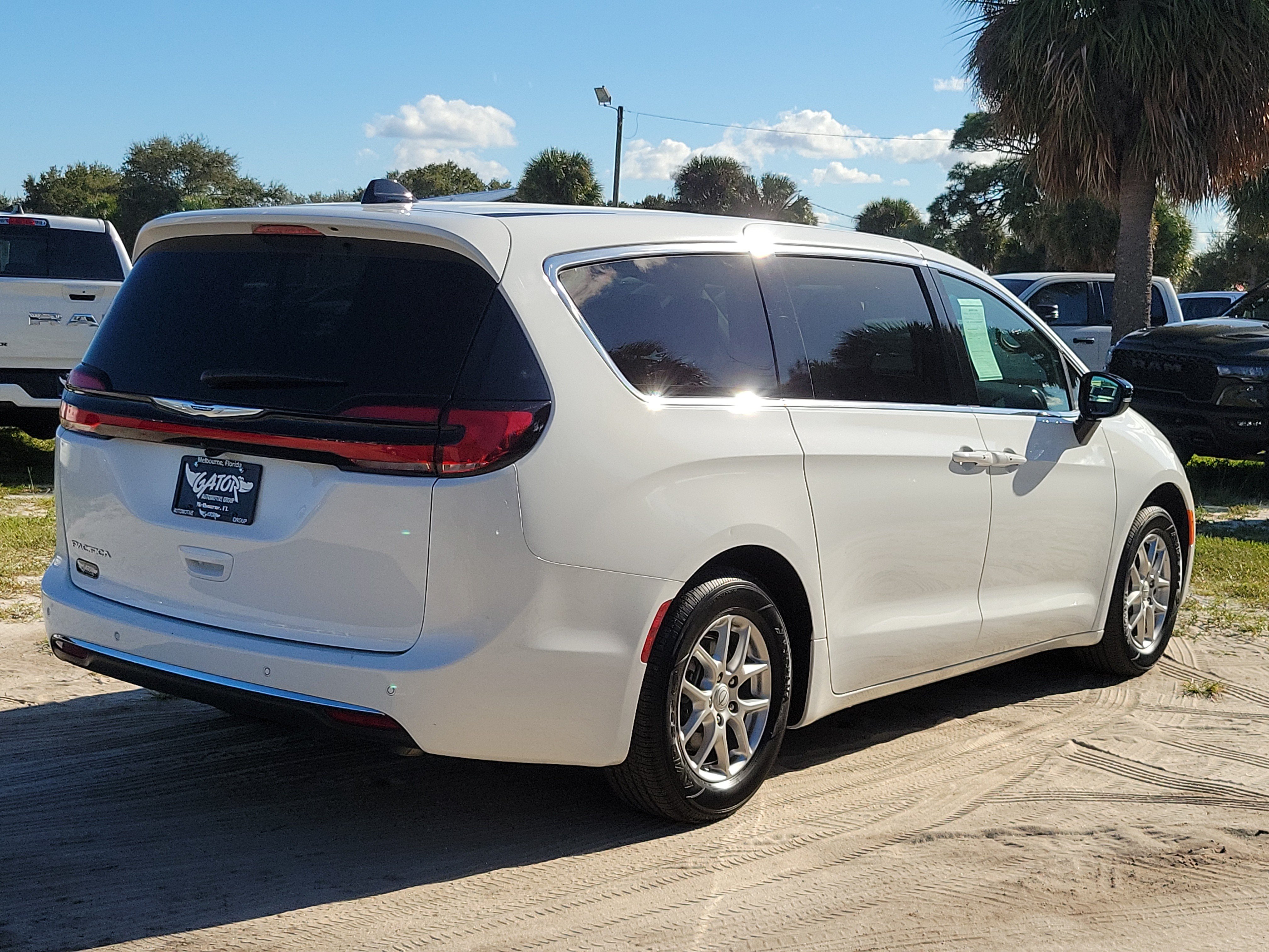 Used 2026 Chrysler Pacifica Select FWD image 4