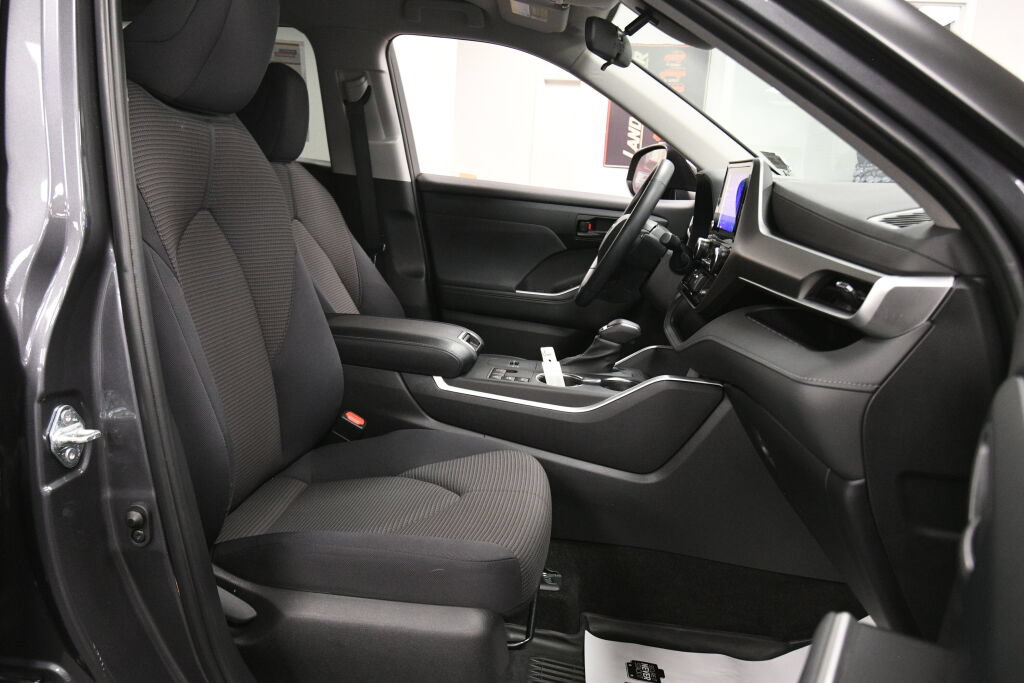 Used 2023 Toyota Highlander LE AWD/4WD image 29