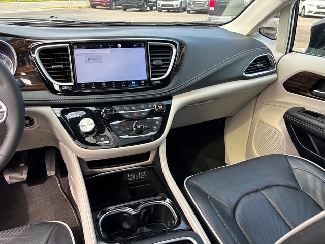 Used 2024 Chrysler Pacifica Limited FWD image 13