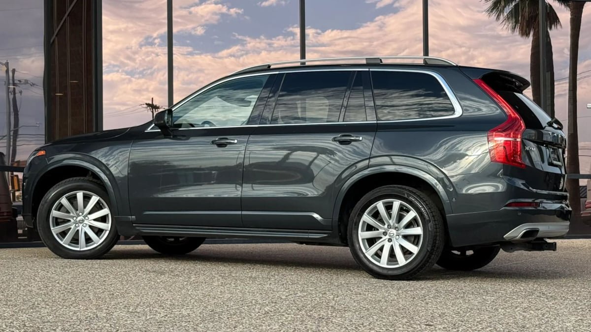 Used 2017 Volvo XC90 T6 Momentum w/ Vision Package AWD/4WD image 6