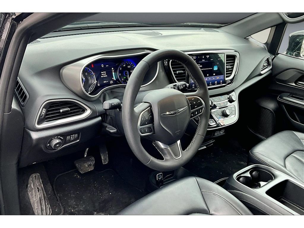 Certified 2025 Chrysler Pacifica Select image 15