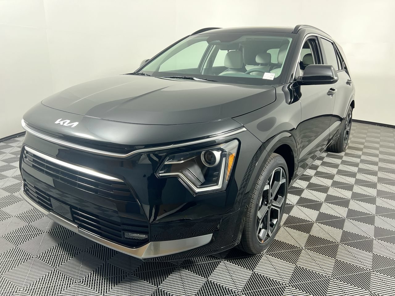 Certified 2025 Kia Niro EX Touring FWD image 9