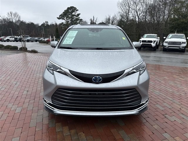 Used 2025 Toyota Sienna Platinum image 31