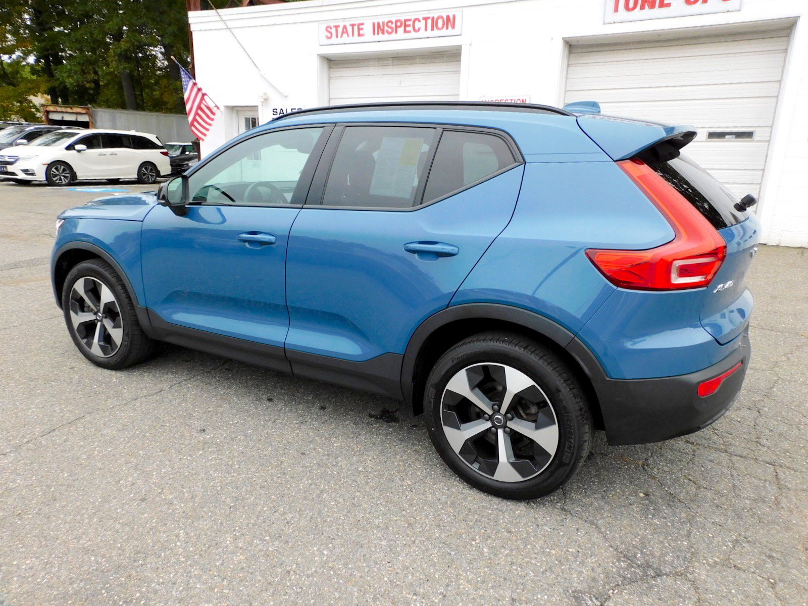 Used 2024 Volvo XC40 B5 Plus AWD/4WD image 3