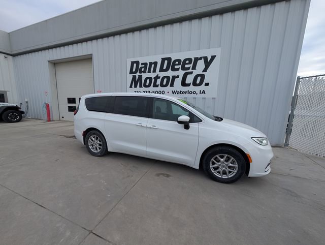 Used 2023 Chrysler Pacifica Touring image 28