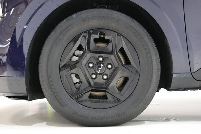 Used 2025 Kia Carnival FWD image 11