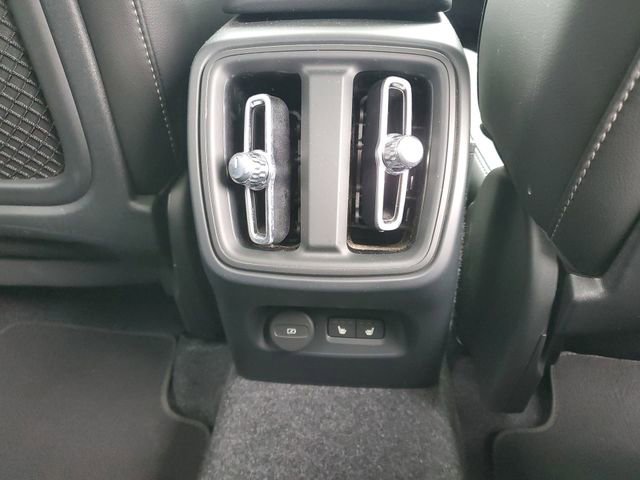 Used 2025 Volvo XC40 B5 Core image 22