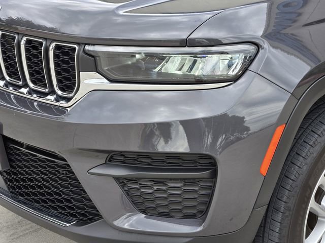 Used 2023 Jeep Grand Cherokee Laredo w/ Luxury Tech Group I AWD/4WD image 9