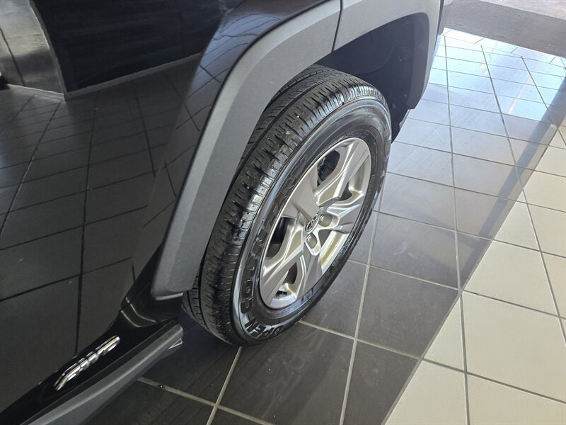Used 2025 Toyota RAV4 XLE AWD/4WD image 29