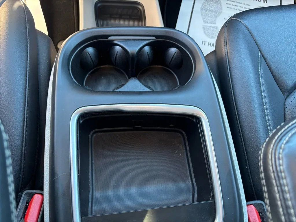 Used 2024 Chrysler Pacifica Touring-L image 15